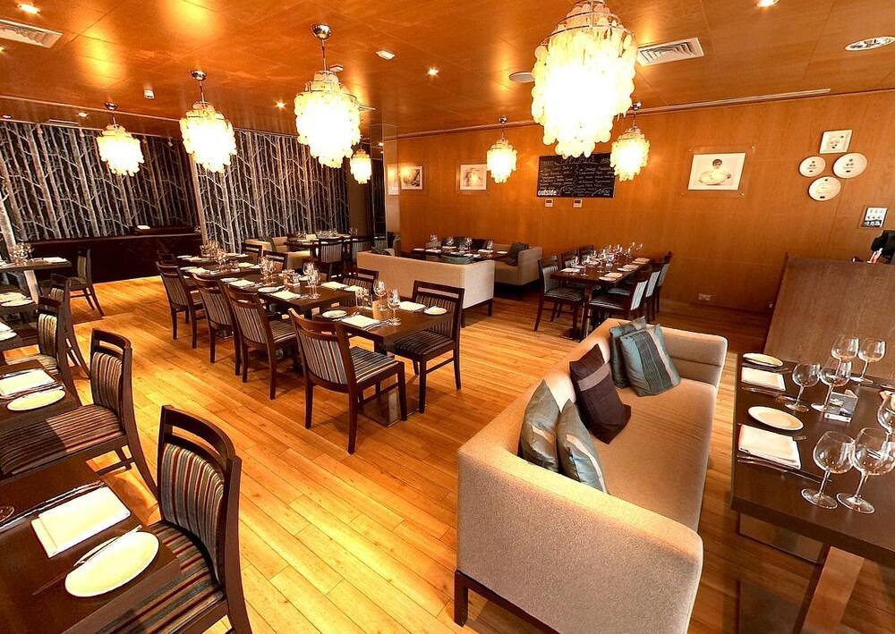 Beales Hotel Хатфийлд Екстериор снимка